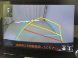 バックでの車庫入れはハンドルと連動したガイドラインが出る「バックガイドモニター」がサポートいたします。