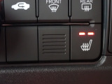 運転席にはシートヒーターが装備されています。温度調整も「Hi/Low」の切り替えができお好みの設定で快適なドライブを楽しめます。