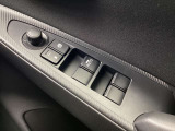 ラクラク操作のパワーウインドウ付きです。運転席はワンタッチオート機能付きです。また、電動格納ドアミラーも装着、狭い駐車スペースなどでの使用時に大変便利です。
