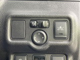【電動格納ミラー】サイドミラーは電動格納式となっており、狭い駐車場でもキズがつくリスクを抑えられます。