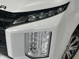 【LEDヘッドライト】悪天候や夜間走行時も良好な視界を確保し安心して運転できる高輝度LEDヘッドライトを装備!点灯速度が早く、消費電力も抑えられています。