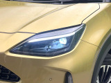 【LEDヘッドライト】悪天候や夜間走行時も良好な視界を確保し安心して運転できる高輝度LEDヘッドライトを装備!点灯速度が早く、消費電力も抑えられています。