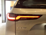 CX-60のテールライトは左右に伸びる水平基調のラインが、車幅の広さを強調し、洗練された高級感を演出します。