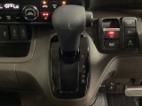 CVT車のセレクトレバーです。低速から高速まで、変速ショックのないスムーズな走りと、エンジン効率のよい領域を維持して燃費にも貢献します。サイドブレーキはスイッチ操作の電子制御パーキングブレーキです。