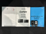 スマートキーは鍵をバッグに入れたままでもドアロックの開閉やエンジンのON・OFFができます。夜間や雨の日も鍵を探さなくて良いので便利です。