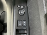 狭い駐車場で便利な電動格納ドアミラーが付いています。
