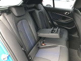 後席も使用感はさほど感じず、運転席・助手席同様に清潔感があります。後席シートもしっかりと作り込まれていますので、座り心地も悪くありません。是非、実車にてご確認下さい。