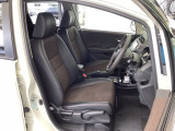 フロント広々、セパレートシートの運転席は、ハイトアジャスターが付いているので、快適にドライブができます。ハンドルはテレスコピック機能で、ハンドル位置を上・下・手前・奥に調節できます。