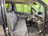 運転席まわりには十分なスペースがあり、大柄な方でもゆったり運転していただける環境です。