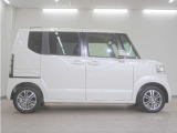 リアには左右スライドドアを採用。狭い駐車場でも開閉しやすく、強風の日でもドアが煽られにくくなっております。小さなお子さまやご年配の方も安心して乗り降りできます。