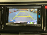 リバースギアに入れるだけで後方の表示へ切り替わります。夜間や雨の日の駐車も楽になりますよ。