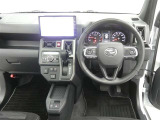 運転席からの視界はこんな感じです☆お気軽にご来店いただき、実際に座って是非お確かめください。ドライバーに寄り添う快適な操作フィールをもたらすステアリングです。
