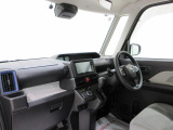 ダイハツのお店では、ダイハツ車を知り尽くしたプロフェッショナルが、専用の診断機器を使って各システムを点検しております。