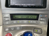 【オートエアコン】一度お好みの温度に設定すれば、車内の温度を検知し風量や温度を自動で調整。暑い&hellip;寒い&hellip;と何度もスイッチ操作をする必要はありません。快適な車内空間には必須の機能ですね♪