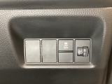 ハンドルの右側にはヘットライトリベライザーとVSA(ABS+TCS+横滑り抑制)の解除スイッチがついています。ヘッドライトリベライザーは道路状況や積荷の加重に応じてライトの高さを調節できます。