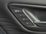 運転席は三人分のシートポジションを記憶します。