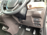 【両側パワースライドドア】です。リモコンや運転席のスイッチ操作で楽々自動開閉。