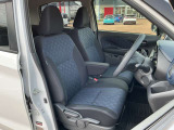 広く快適な運転席周りです。
