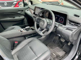 運転席も広々とゆったりしております。アームレストも装備しており快適にドライブしていただけます。