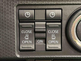 両側パワースライドドアウェルカムオープン機能 降車時にスイッチで予約しておけば、乗車時に電子カードキーを持ってクルマに近づくだけでパワースライドドアが自動でオープン♪