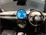 MINIの内装はとにかく『円』に拘ったデザインコンセプトが一目で伝わってきます。これほど円形に拘った車は他に御座いません。伝統のデザイン、トグルスイッチなど遊び心のある内装で御座います。
