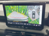 【パノラミックビューモニター】専用のカメラにより、上から見下ろしたような視点で360度クルマの周囲を確認することができます☆死角部分も確認しやすく、狭い場所での切り返しや駐車もスムーズに行えます。
