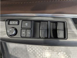 パワーウィンドウのスイッチですよ。 運転席に居ながら窓を開け閉めのコントロールできますよ。 ロック機能で、子供がイタズラして窓を開けるという事も無くなりますよ。