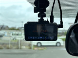 【ドライブレコーダー】映像・音声などの運転中の記録を残します。事故などを起こした起こされた時の証拠になりえますので、もしも時でも安心ですね。
