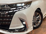 【三眼LEDヘッドライト】スタイリッシュな見た目の三眼LEDヘッドライトを装備♪スタイルだけでなく、夜間の走行も視界良好で安心してお乗りいただけます。