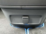 センターコンソールの下には、電子機器の使用が出来る12V電源ポートをご用意しております♪