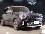 MINIのフロントグリルのデザインはイギリスで生まれた当初から、シルバーのサイドバーが折り重なった伝統的なデザインで御座います。その伝統はBMWのお車になってからでも少しずつ形を変えて守られております