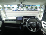 大きなフロントガラスで広々とした視界の運転席まわりです。