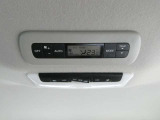 使い易いフルオートエアコンです。後部座席も温度制御できるダブルエアコン!!