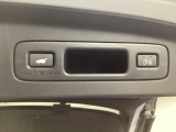 荷物を抱えていてもラクに開け閉め。Hondaスマートキーを持っていれば、開扉だけでなく、閉扉までをハンズフリーで行うことができます