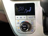 【オートエアコン】一度お好みの温度に設定すれば、車内の温度を検知し風量や温度を自動で調整。暑い&hellip;寒い&hellip;と何度もスイッチ操作をする必要はありません。快適な車内空間には必須の機能ですね♪