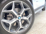 ●純正18インチアルミホイール:輸入車ならではの卓越した走りを支えるホイールと足回りです!日本車の走りに慣れている方にもぜひ体感して頂きたいほど、高いレベルでまとまっています!