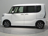 【両側スライドドア】運転席側もスライドドアを採用しており、狭い場所でも乗り降りがスムーズです。風の強い日や雨の日でも、気兼ねなく開閉できます。