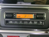 【オートエアコン】一度お好みの温度に設定すれば、車内の温度を検知し風量や温度を自動で調整。暑い&hellip;寒い&hellip;と何度もスイッチ操作をする必要はありません。快適な車内空間には必須の機能ですね♪