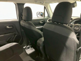 【リアシート】屋根までの高さがある車のため、大人の方でも圧迫感が少なく乗車出来ます。足元は広く取られているため、ゆったりとお乗り頂けます。