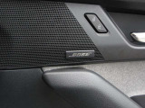 BOSEサウンドシステムを搭載。「良い音を出す」ではなく、その車種のごとに特徴を計算(車種専用設計)し、「反響音」を作り出すことによってどの座席でも自分中心で音が聴こえ、「心地よい空間」を作り出します。