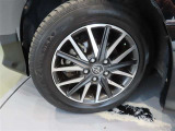 タイヤサイズは205/60R16。純正アルミホイール付きです!