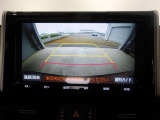 バックモニター付きで慣れない駐車場や車庫入れをサポートします。