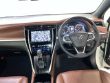 運転席周りのレイアウトをご覧ください。ナビゲーションが綺麗に装着されすっきり収まってますね!