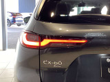 CX-60のテールライトは左右に伸びる水平基調のラインが、車幅の広さを強調し、洗練された高級感を演出します。