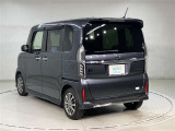 左ななめ後ろから撮影した、リアまわりのデザインや車両全体のバランスを確認できる写真です。リアフェンダーやテールまわりの形状、ボディラインのつながりなど、外観の印象を把握しやすくなっています。