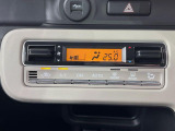 【オートエアコン】一度お好みの温度に設定すれば、車内の温度を検知し風量や温度を自動で調整。暑い&hellip;寒い&hellip;と何度もスイッチ操作をする必要はありません。快適な車内空間には必須の機能ですね♪