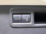 【パワーバックドア】スマートキーや運転席のボタンを押すだけでリアゲートが自動で開閉します!荷物を持っている時や、高い位置にあるバックドアを閉める際に便利な機能です♪