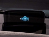 【ヘッドアップディスプレイ】現在の車速表示や目的地へのルート案内やメディア関連のリストを表示する事が可能です。視線移動を減らす事によりドライブに集中して頂けます。