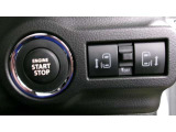 両側電動スライドドア。荷物で手が塞がる時でも簡単にドアの開閉が出来ます。何より力いらずで開閉OK。女性やお年寄りにも優しい。電動機能はOFFにもできますから元気なお子様の駆け出しも安心。