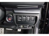 キーレスアクセス&プッシュスタート。アクセスキーを携帯して運転席か助手席のドアハンドルの内側に触れるだけで開錠 ドアハンドルのセンサーに触れて施錠